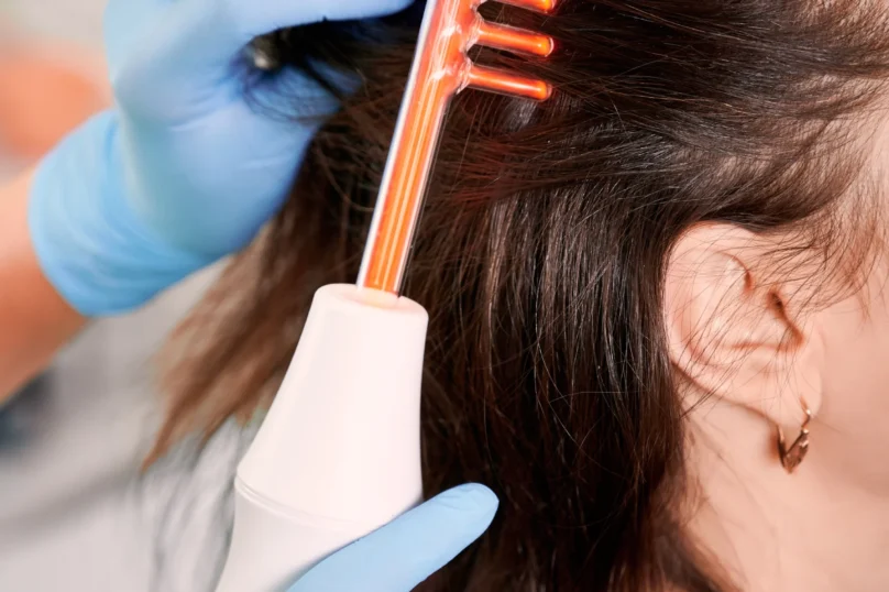 hair-specialist-brushing-woman-hair-with-laser-comb